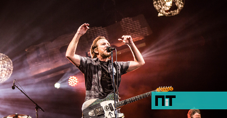 eddie-vedder-reveals-he-had-a-“near-death-experience”