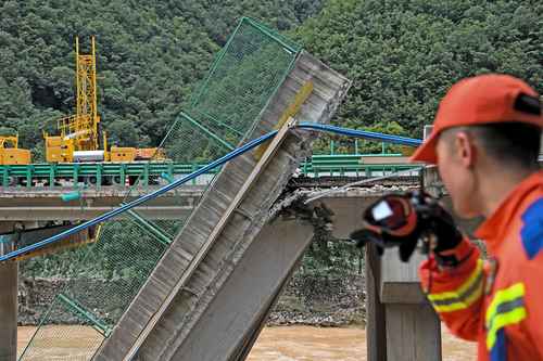 china:-23-vehicles-fall-into-river-after-bridge-collapses