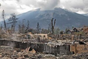 fire-destroys-a-third-of-the-town-of-jasper,-in-the-canadian-mountains