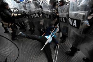 retirees-and-court-workers-repressed-in-argentina