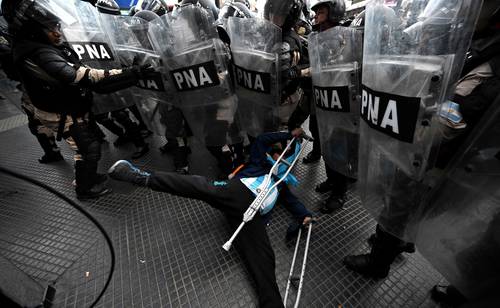 retirees-and-court-workers-repressed-in-argentina