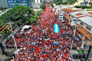 thousands-of-hondurans-demonstrate-in-defense-of-castro's-government