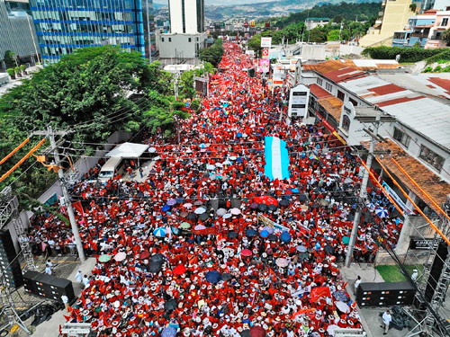 thousands-of-hondurans-demonstrate-in-defense-of-castro's-government