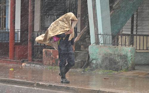 blackouts-in-cuba-after-hurricane-rafael-hits