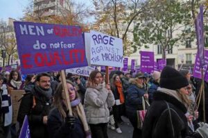 thousands-of-people-protest-in-paris-and-rome-against-sexual-violence-and-femicides