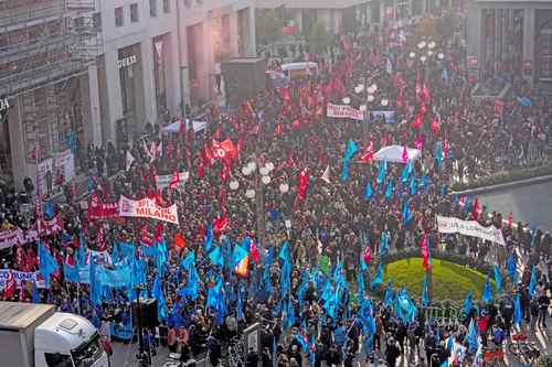 Thousands of workers in Italy demand better salaries