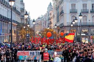 thousands-of-people-in-valencia-demand-the-resignation-of-ruler-carlos-mazon