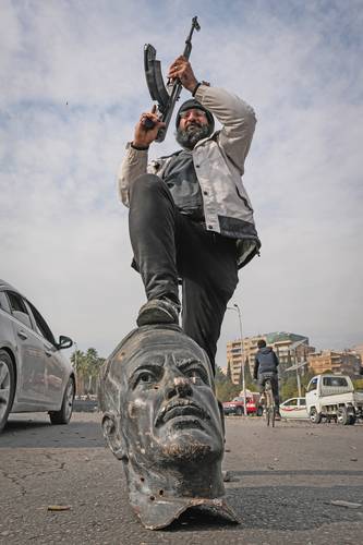 Thousands celebrate the end of 50 years of Assad regimes in Syria