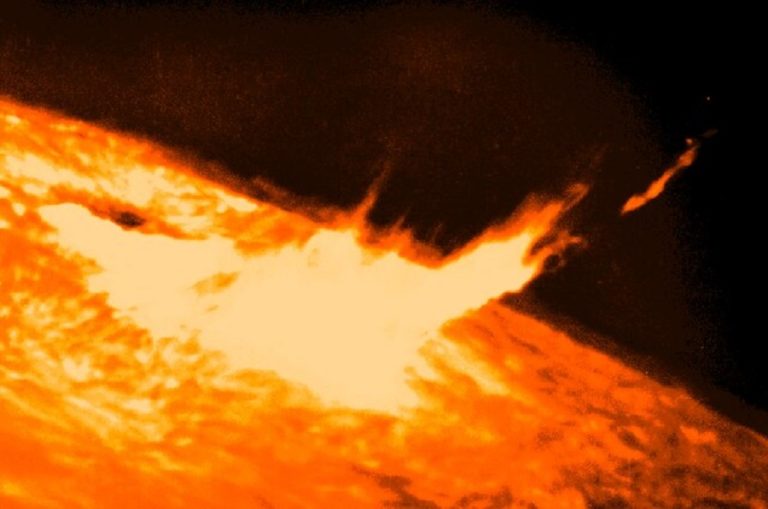 Solar Flares Start Small, Then Explode: New Study Reveals Avalanche-like Eruptions on the Sun