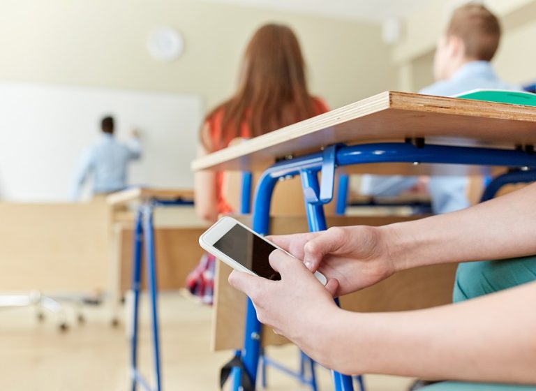 New Mexico Senate Passes SB 23 Banning Student Cellphone Use: What Parents Need to Know
