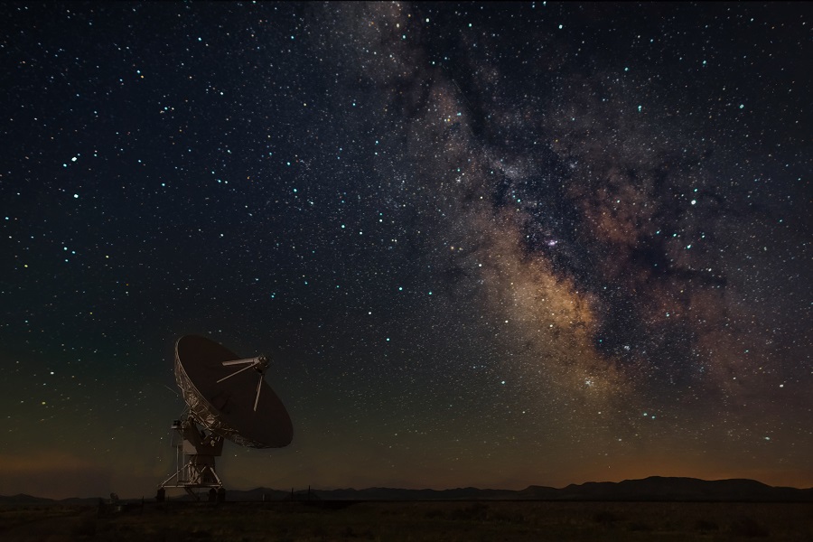 Very large array with the Milky Way in New Mexico
